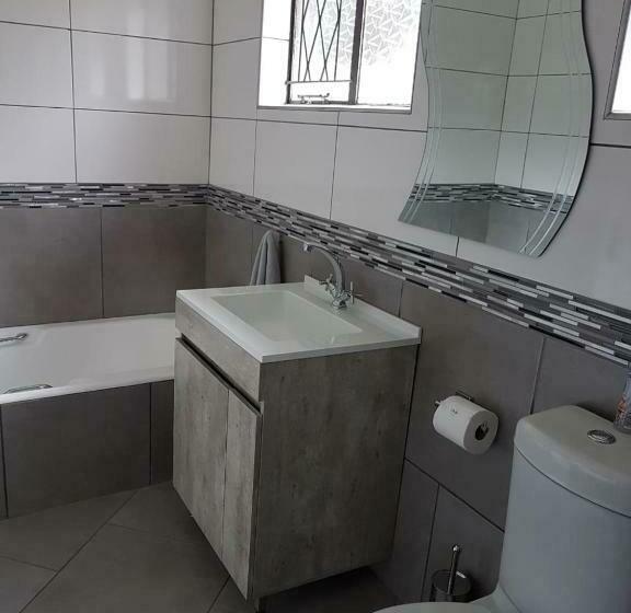 פנסיון A’ La Maison Guesthouse