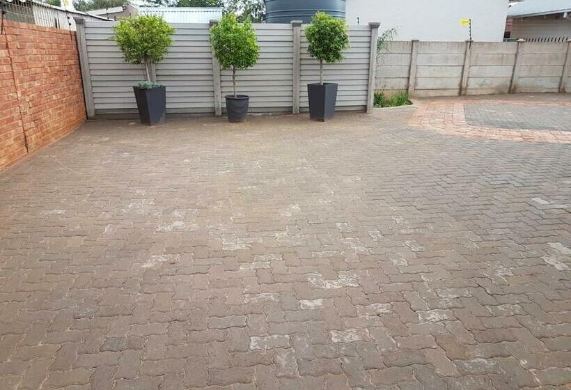 פנסיון A’ La Maison Guesthouse