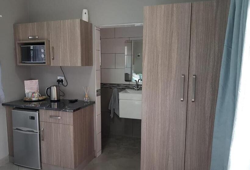 פנסיון A’ La Maison Guesthouse