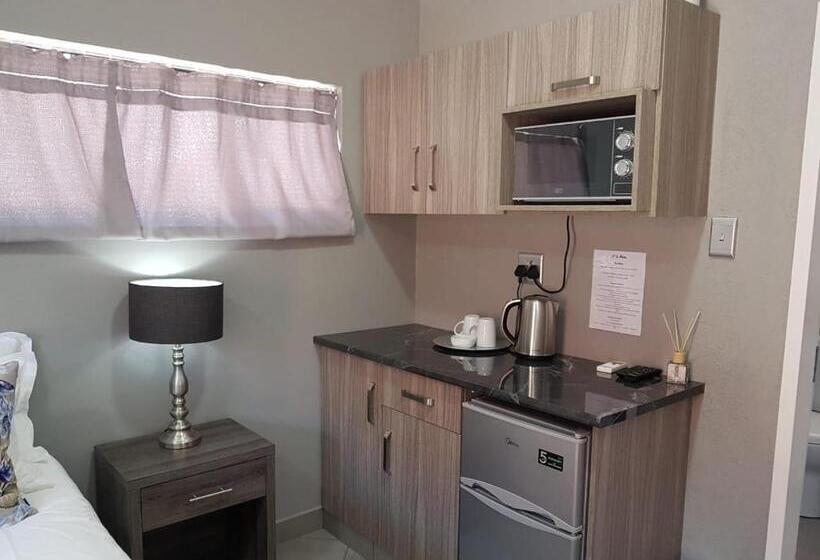 פנסיון A’ La Maison Guesthouse