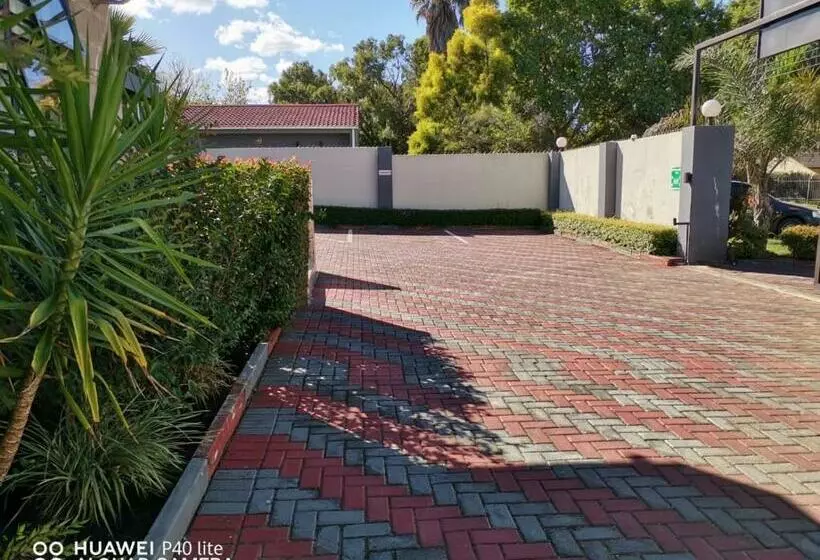 Majatalo The Outlook Guest House