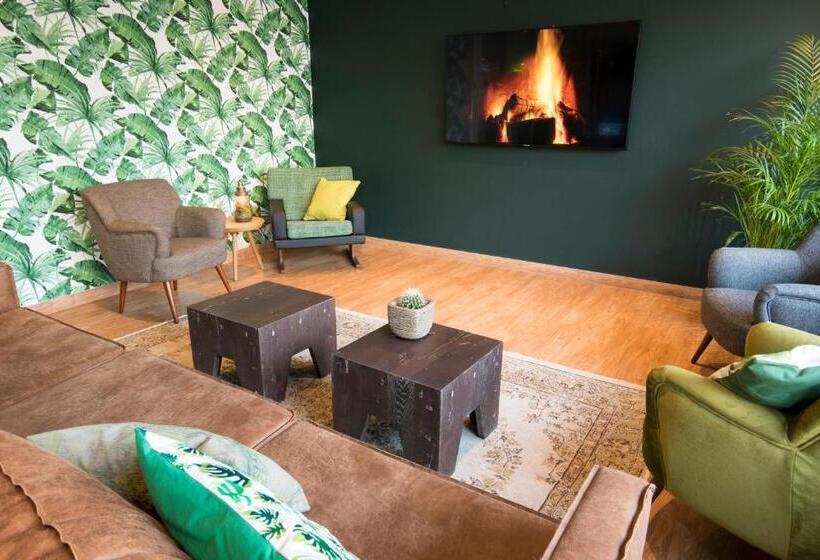 Hotelli Court Garden