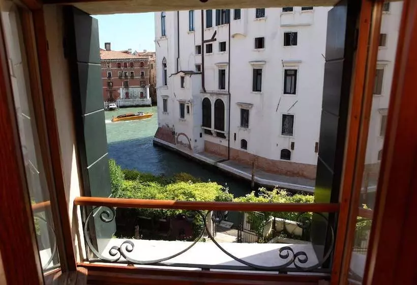 هتل Pensione Accademia  Villa Maravege