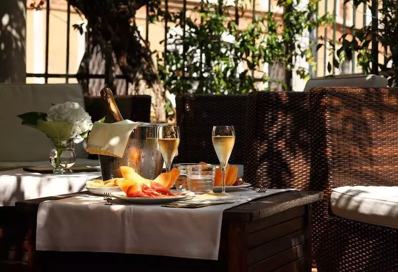 هتل Pensione Accademia  Villa Maravege