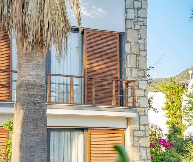 Moyo Luxury Boutique Hotel & Beach