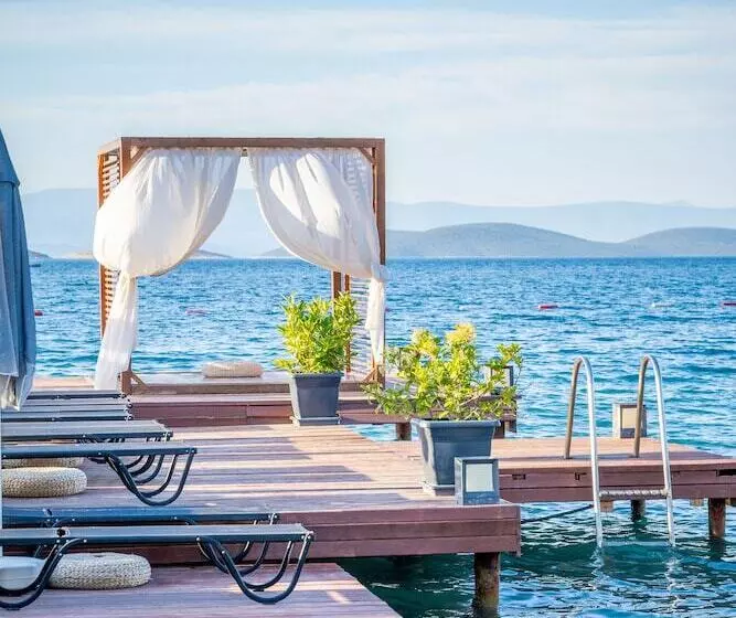 Moyo Luxury Boutique Hotel & Beach