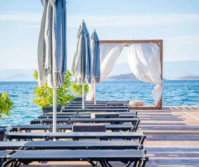 Moyo Luxury Boutique Hotel & Beach