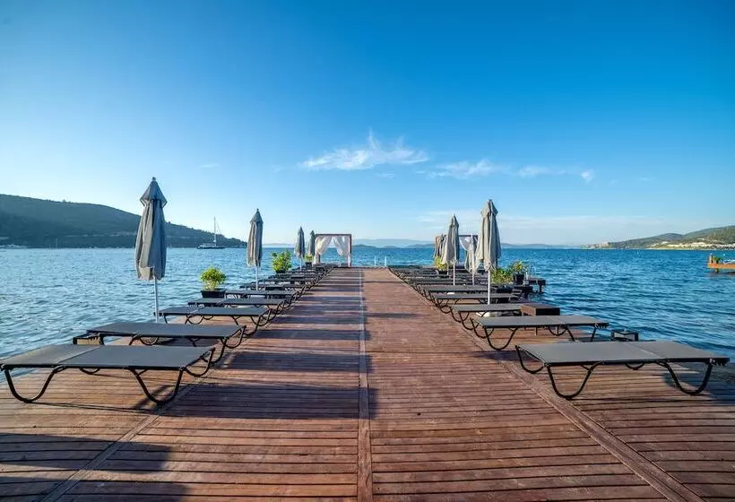 Moyo Luxury Boutique Hotel & Beach