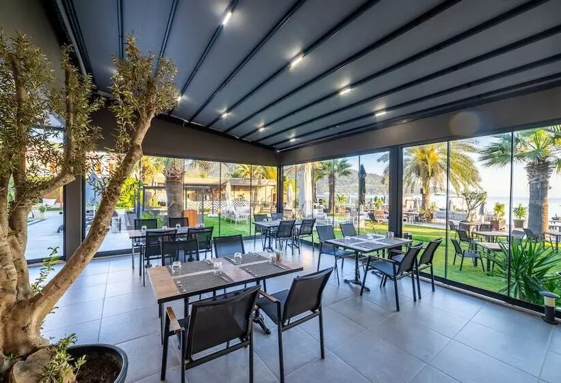 Moyo Luxury Boutique Hotel & Beach