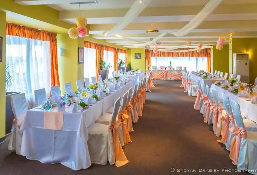 Snezhanka Hotel Pamporovo   Half Board & Ski