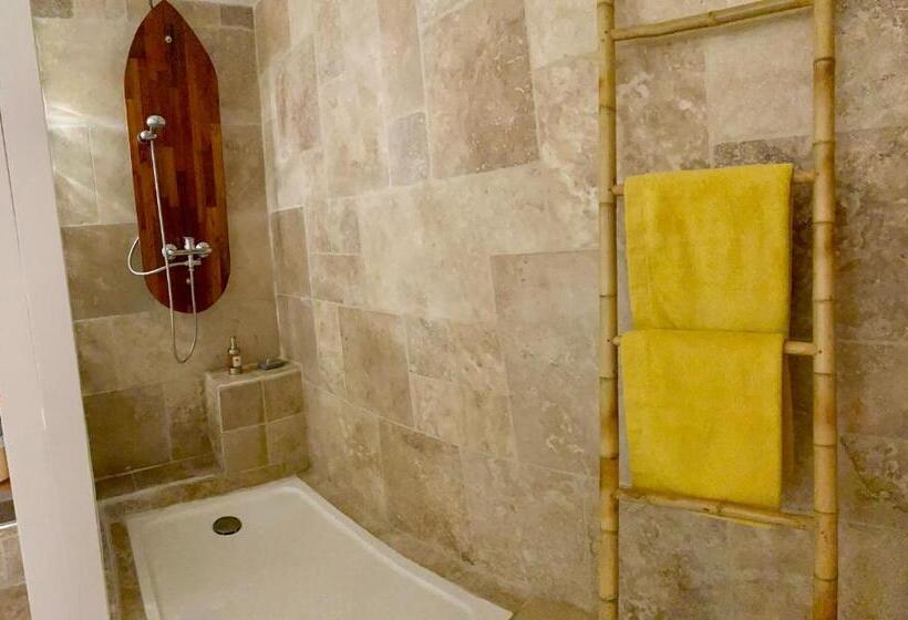 تختخواب و صبحانه La Case O Zoizos