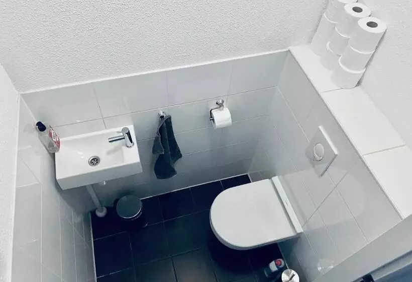 Aamiaismajoitus (B&B) Private Studio With Free Car Parking