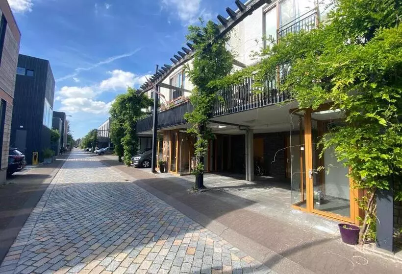 Aamiaismajoitus (B&B) Private Studio With Free Car Parking