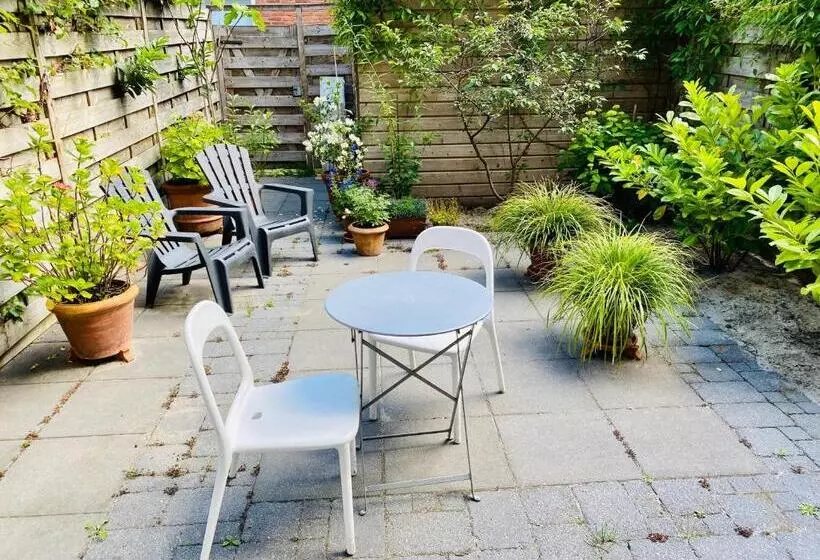 Aamiaismajoitus (B&B) Private Studio With Free Car Parking