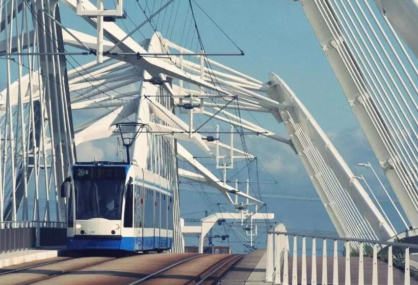 Aamiaismajoitus (B&B) Private Studio With Free Car Parking