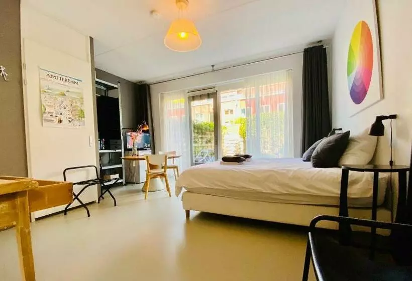 Aamiaismajoitus (B&B) Private Studio With Free Car Parking