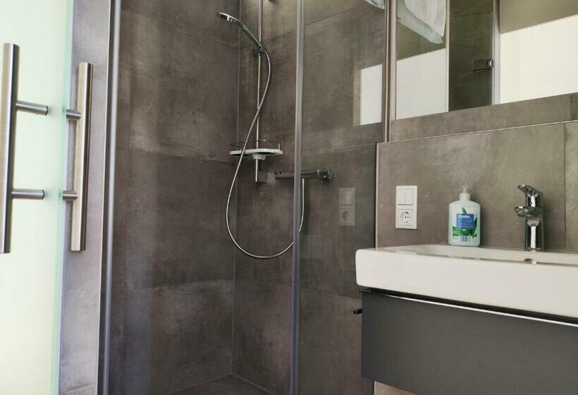 Modern Ausgebauter überseecontainer Als Tiny House