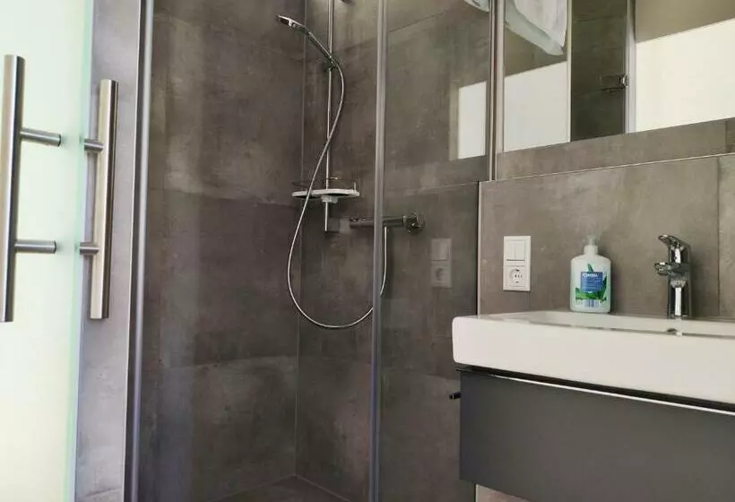 Modern Ausgebauter überseecontainer Als Tiny House