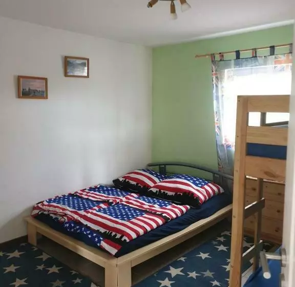 تختخواب و صبحانه Iowa Room