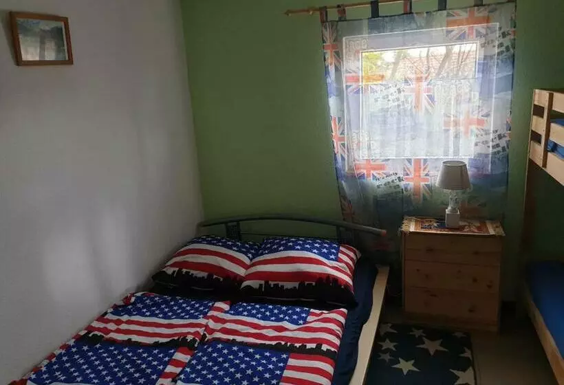 تختخواب و صبحانه Iowa Room