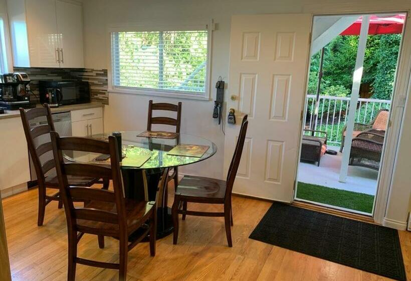 پانسیون Beautiful Modern Suite