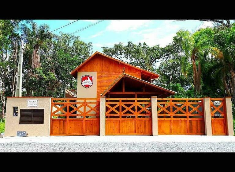 پانسیون Pousada Chalé Suiço Bombinhas