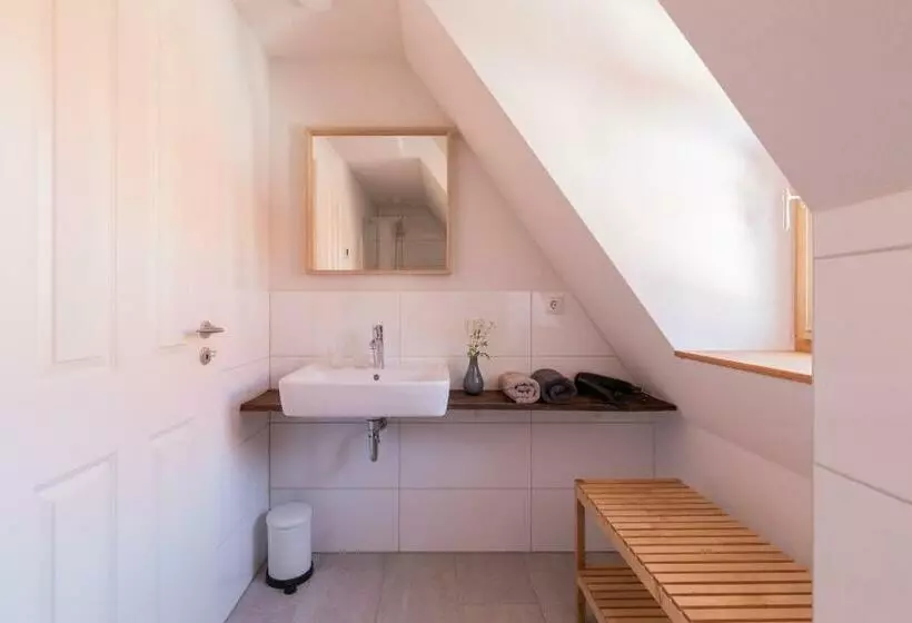 Majatalo Maindrei   Schlafen Am Fluss