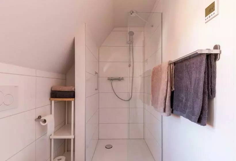 Majatalo Maindrei   Schlafen Am Fluss