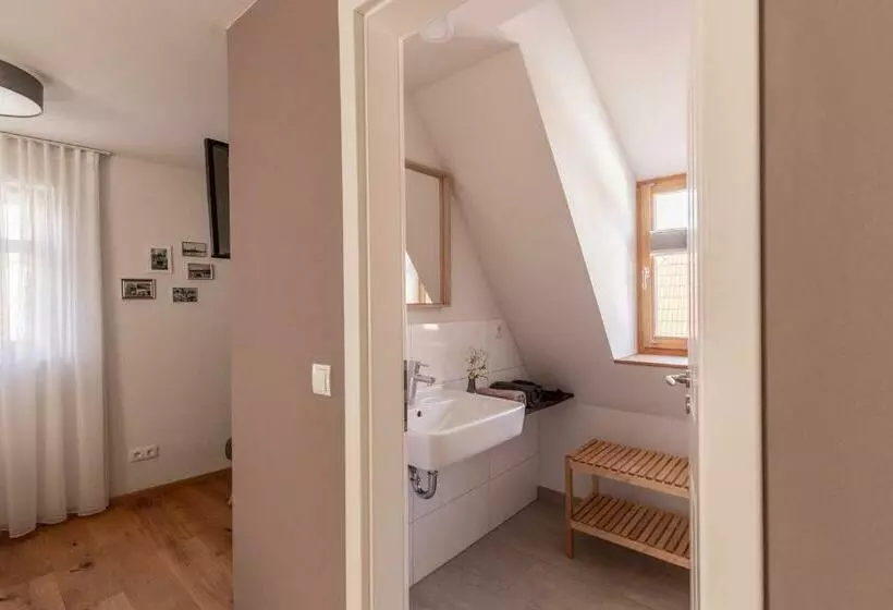 Majatalo Maindrei   Schlafen Am Fluss