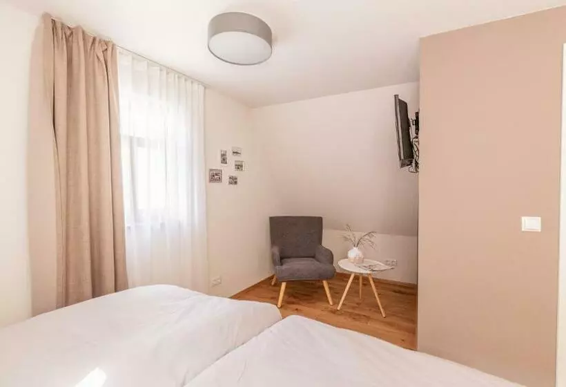 Majatalo Maindrei   Schlafen Am Fluss