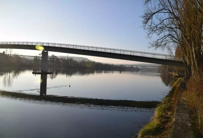 Majatalo Maindrei   Schlafen Am Fluss