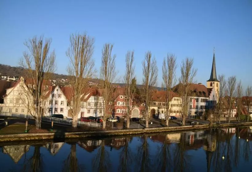 Majatalo Maindrei   Schlafen Am Fluss