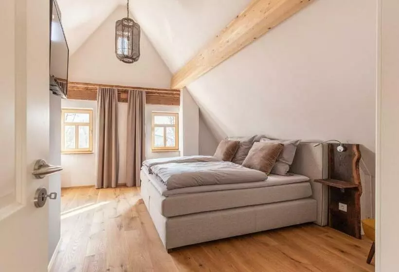 Majatalo Maindrei   Schlafen Am Fluss