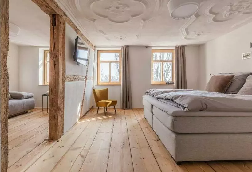 Majatalo Maindrei   Schlafen Am Fluss