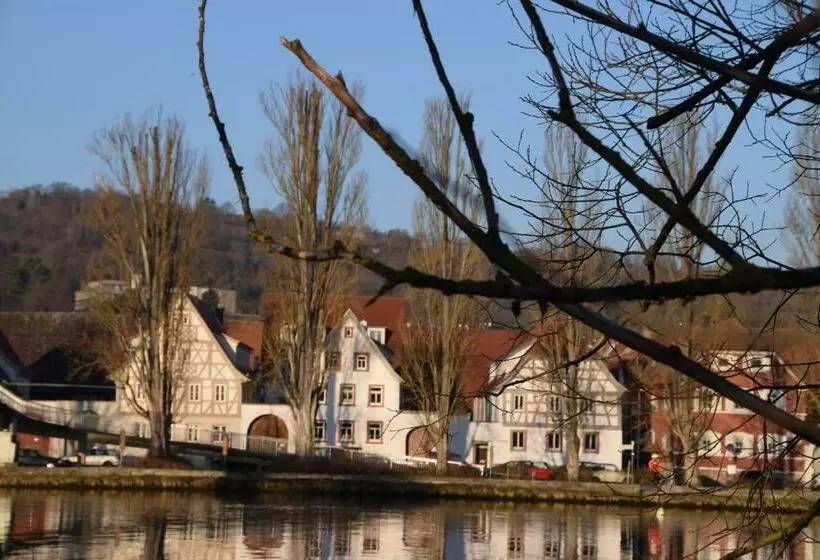 Majatalo Maindrei   Schlafen Am Fluss