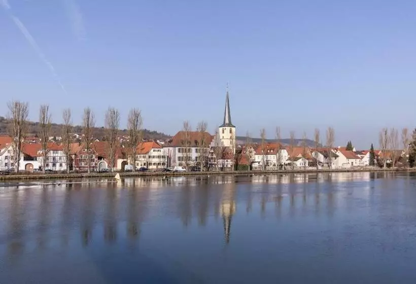 Majatalo Maindrei   Schlafen Am Fluss