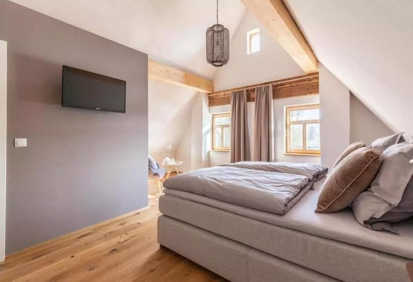 Majatalo Maindrei   Schlafen Am Fluss