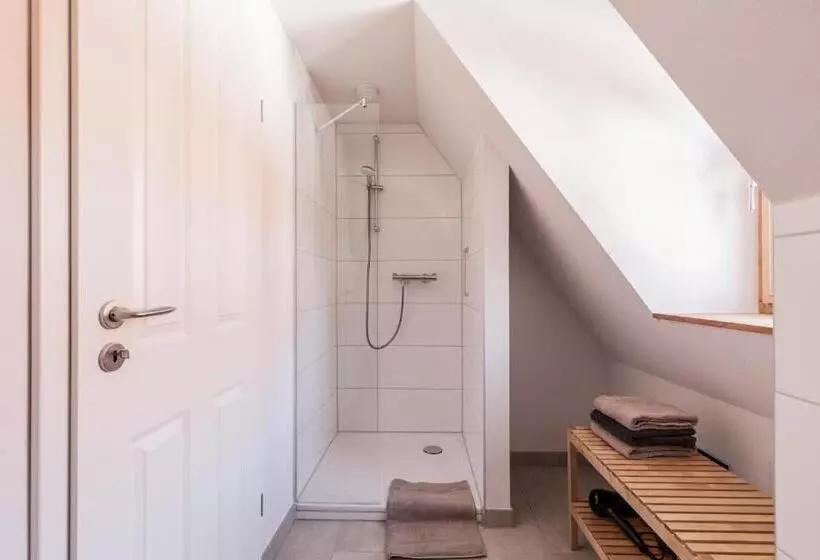 Majatalo Maindrei   Schlafen Am Fluss