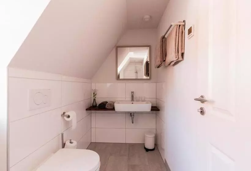 Majatalo Maindrei   Schlafen Am Fluss