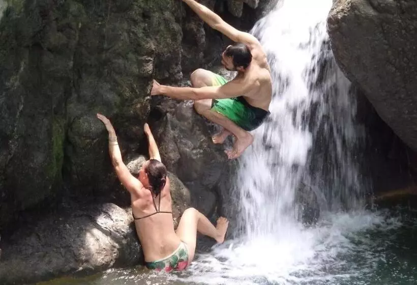 Majatalo Nias Kristov Surf Camp