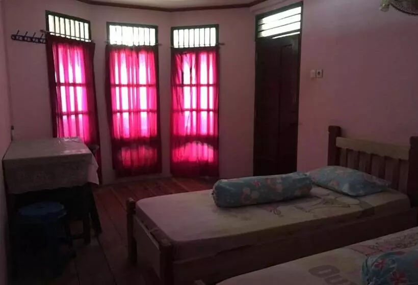 Majatalo Nias Kristov Surf Camp