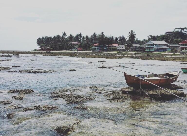 بنسيون Nias Kristov Surf Camp