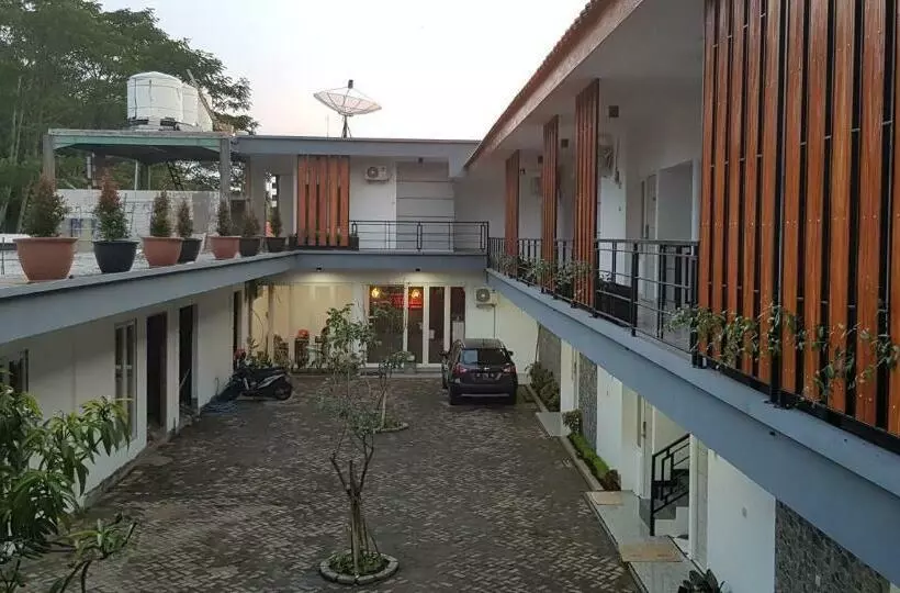 Hotel Crystal Inn