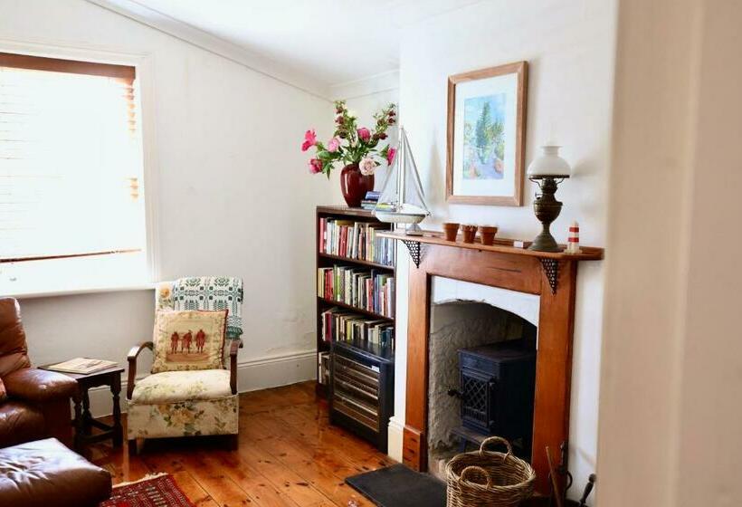 膳宿费 Grey Masts, Robe