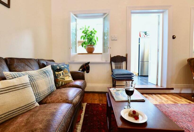 膳宿费 Grey Masts, Robe