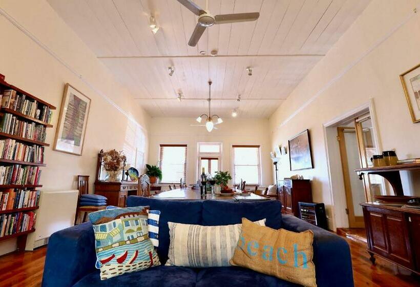 膳宿费 Grey Masts, Robe