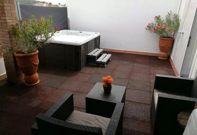 Aamiaismajoitus (B&B) Nueva Suite Jacuzzi Relax Beach & Mountain