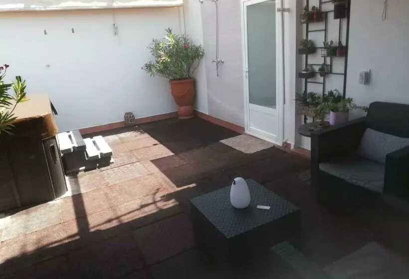 Aamiaismajoitus (B&B) Nueva Suite Jacuzzi Relax Beach & Mountain