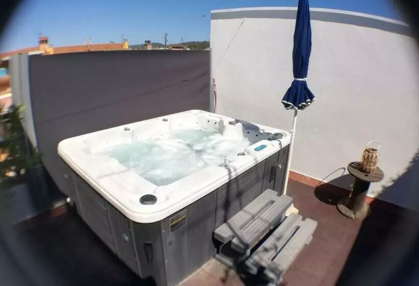 Aamiaismajoitus (B&B) Nueva Suite Jacuzzi Relax Beach & Mountain