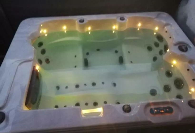 Aamiaismajoitus (B&B) Nueva Suite Jacuzzi Relax Beach & Mountain